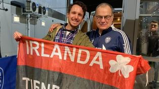 Irlanda tiene Lepra. Marcelo Bielsa con un hincha inglés durante su estadía en Leeds.&nbsp;