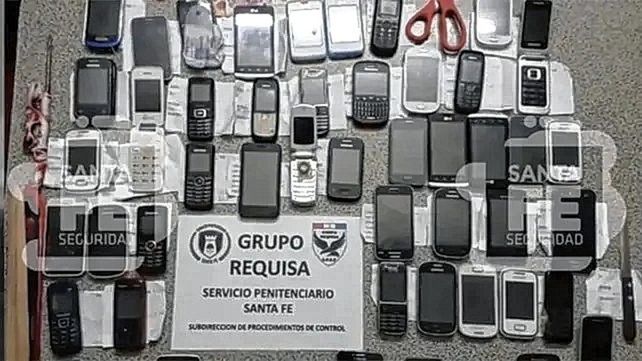 Los celulares que les encontraron a los presos en la cárcel de Piñero