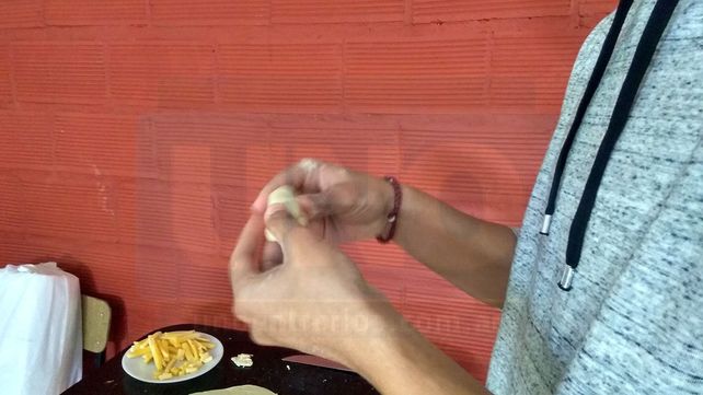Marcelo es venezolano, llegó a Paraná hace cinco meses y vende tequeños para ayudar a su familia
