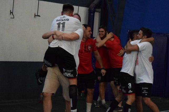 El pitazo final desató el festejo rojinegro.
