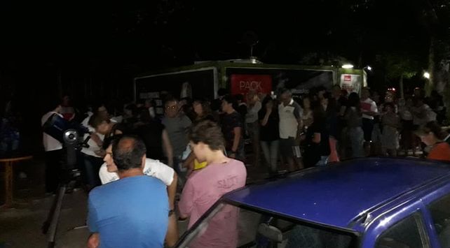 Más de 700 santafesinos pudieron ver el súper eclipse en la Costanera.&nbsp;