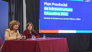 La ministra de Infraestructura y Hábitat, Silvina Frana, y de Educación, Adriana Cantero, este lunes, durante la presentación de las obras de escuelas y jardines.