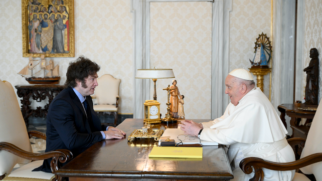 Javier Milei y el Papa Francisco en la Biblioteca del Palacio Apostólico. 