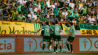 Aldosivi celebra uno de los goles en la victoria sobre los sanjuaninos.