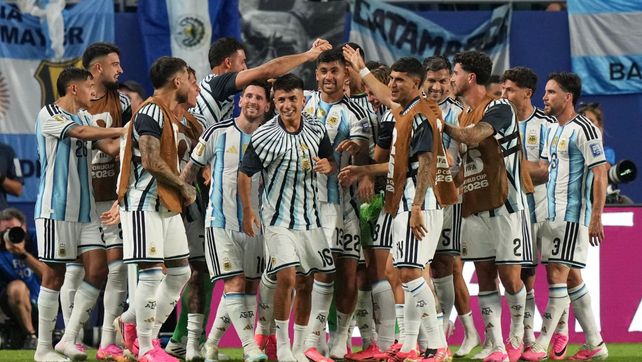 El Cuti Romero en el centro del gran festejo de Argentina. Fue el 3 a 2 a Cabo Verde.