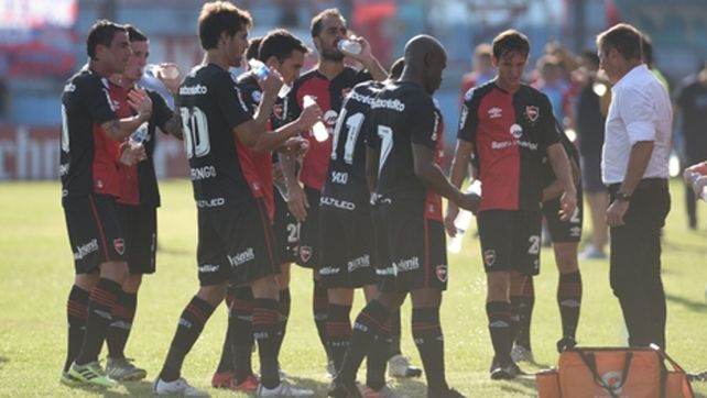 Hidrataci&oacute;n. Los jugadores sufrieron el calor ante Arsenal en enero.