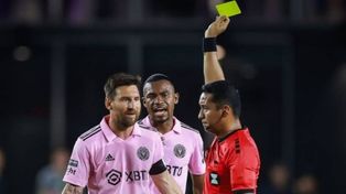 Lionel Messi recibe la tarjeta amarilla por una infracción.&nbsp;