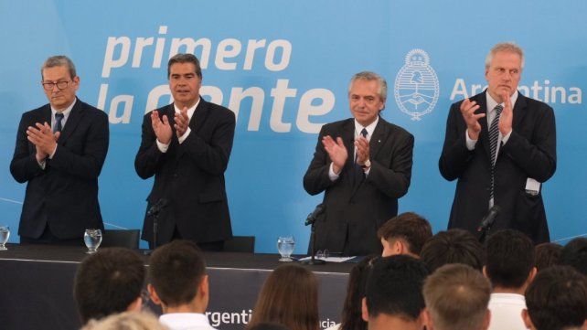 En la inauguración del ciclo lectivo, Fernández recordó a René Favaloro
