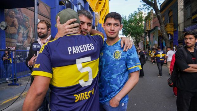 Miguel Ángel Russo lo hizo y logró que hinchas de Boca y de Central se abrazaran en las afueras de La Bombonera. Un momento de máxima emotividad