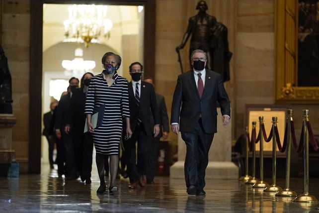 Protocolo. La delegación acusadora de la Cámara baja se dirige con paso solemne hacia el Senado a entregar el expediente.&nbsp;