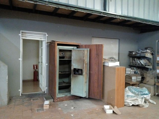 La caja fuerte que violentaron los delincuentes con un soplete está en una terraza lindera a las oficinas.