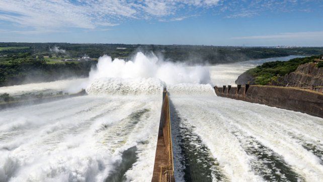 La represa de Itaipú abrió dos de sus compuertas para soltar agua debido a intensas lluvias en los últimos días