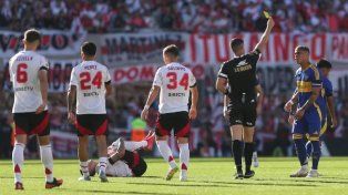 Nicolás Ramírez amonestando a Ayrton Costa en el último Superclásico.