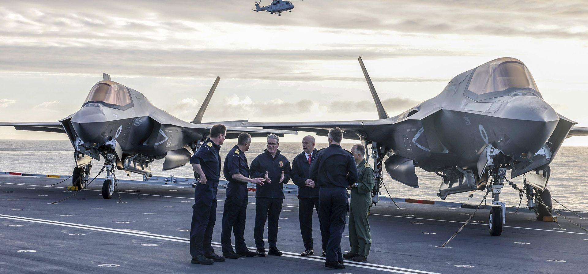 El primer ministro británico, Keir Starmer (centro izquierda), y el secretario de Defensa, John Healy (centro derecha), conversan con oficiales navales en la cubierta de vuelo del HMS Prince of Wales en Plymouth, Inglaterra, el jueves 24 de abril de 2025. (Richard Pohle/Pool vía AP) El primer ministro británico, Keir Starmer (centro izquierda), y el secretario de Defensa, John Healy (centro derecha), conversan con oficiales navales en la cubierta de vuelo del HMS Prince of Wales en Plymouth, Inglaterra, el jueves 24 de abril de 2025. (Richard Pohle/Pool vía AP)