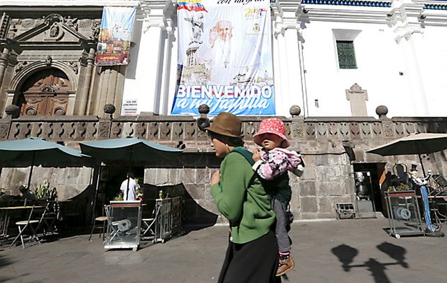 Una gigantografía en la plaza principal de Quito le da la bienvenida al Papa Francisco