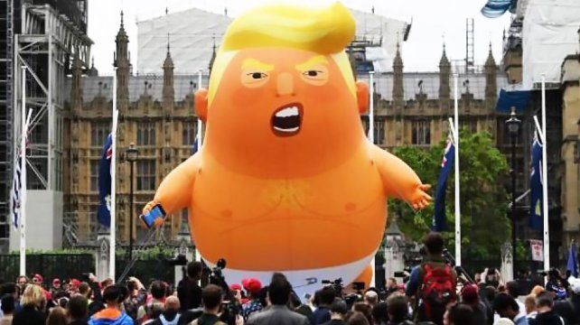 Millones de personas marcharon en ciudades de Estados Unidos contra políticas bélicas y autoritarias de Donald Trump. Robert De Niro al frente de la marcha en Nueva York