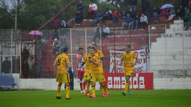 El Decano debutó con una derota ante Flandria como local