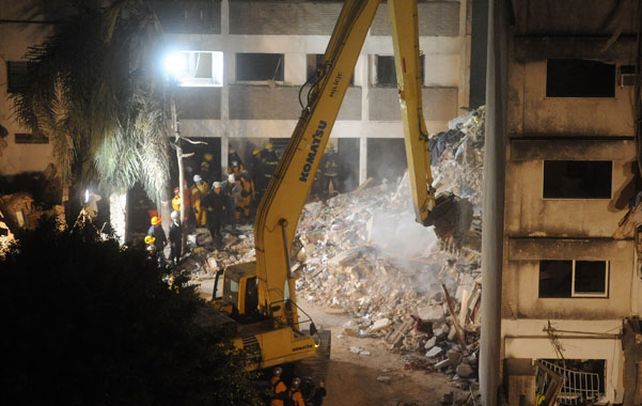 Siguen buscando sin tregua a once desaparecidos en la explosión