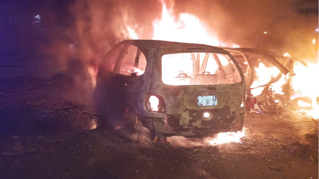 Nuevo atentado frente a la seccional 32ª: este lunes incendiaron tres autos