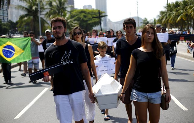 desgarrador. Militantes de grupos pacifistas transportan el ataúd del pequeño asesinado durante un operativo.
