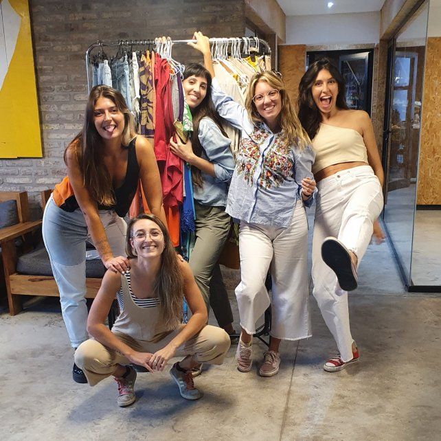 Manada de Feria: un grupo de amigas armó un proyecto de moda circular y creativa en Rosario