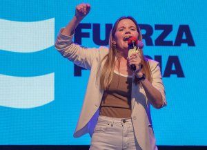 Caren Tepp le contestó a Pullaro: Yo no soy la mujer de nadie, pero él es el gobernador de Milei