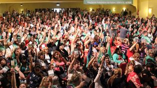 Docentes y estatales deciden si aceptan la propuesta paritaria