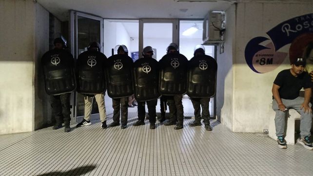 El hospital Granaderos a Caballos de San Lorenzo custodiado por el fallecimiento del niño
