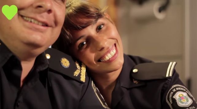 El original video de una mujer policía para celebrar el Día de los Enamorados