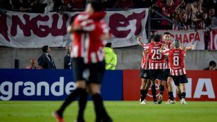 Estudiantes buscará saltar a la punta de su grupo ante Universidad de Chile