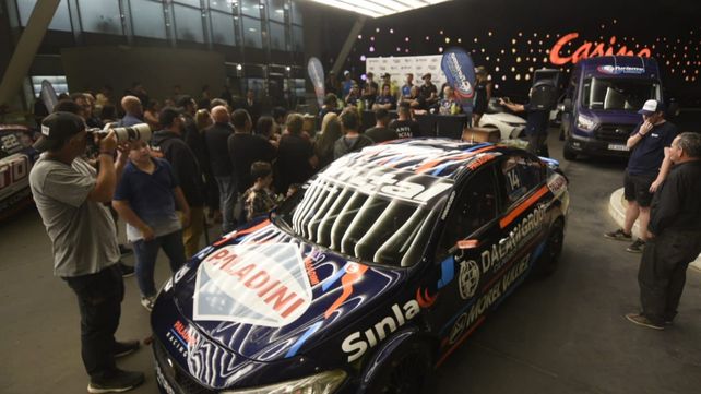 El Fiat Tipo de Fabián Yannantuoni en primer plano. El Patito ganó la primera carrera en Trelew del Turismo Nacional.