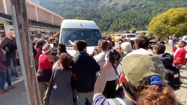 La camioneta en la que viajaba la comitiva presidencial fue agredida por manifestantes al arribar a Chubut.&nbsp;