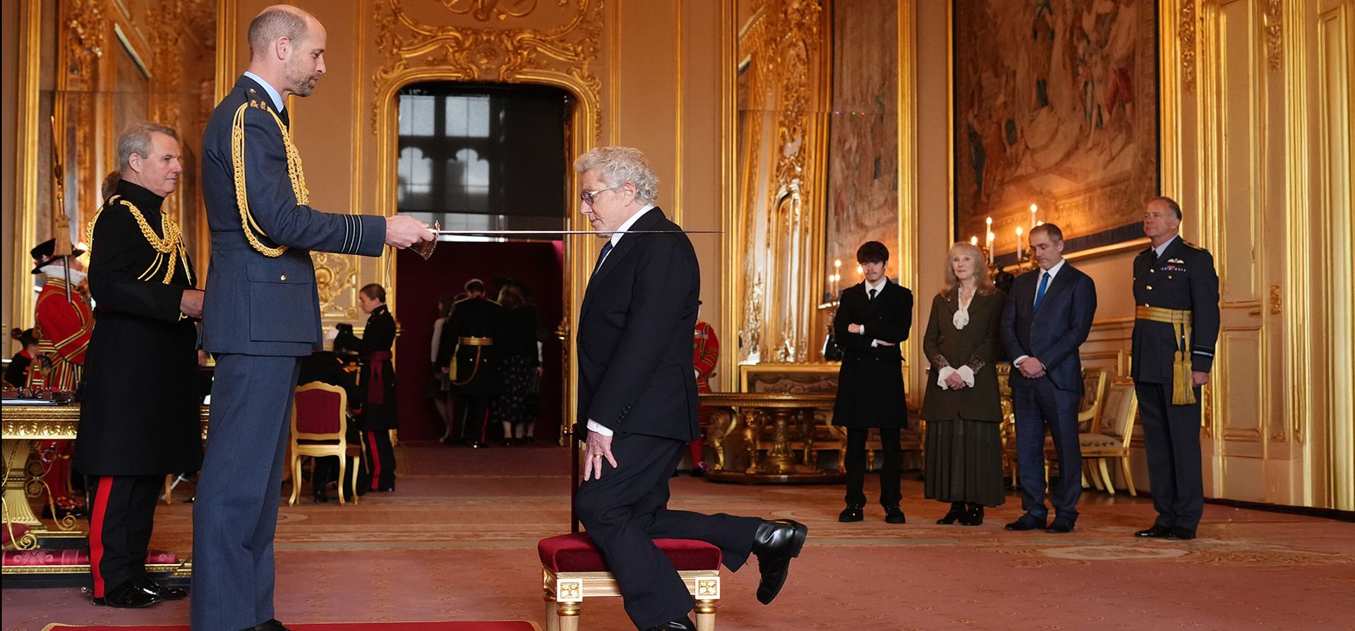 El músico Roger Daltrey es nombrado Caballero por el príncipe Guillermo de Gran Bretaña en el Castillo de Windsor, Windsor, Inglaterra, el miércoles 10 de diciembre de 2025. (Jonathan Brady/PA vía AP) El músico Roger Daltrey es nombrado Caballero por el príncipe Guillermo de Gran Bretaña en el Castillo de Windsor, Windsor, Inglaterra, el miércoles 10 de diciembre de 2025. (Jonathan Brady/PA vía AP)