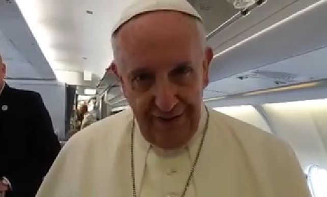 Francisco le envío palabras de ánimo a Lichu a través de la cámara de la periodista rosarina Inés San Martín.