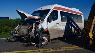 Tres muertos en un choque frontal en una colectora de la autopista
