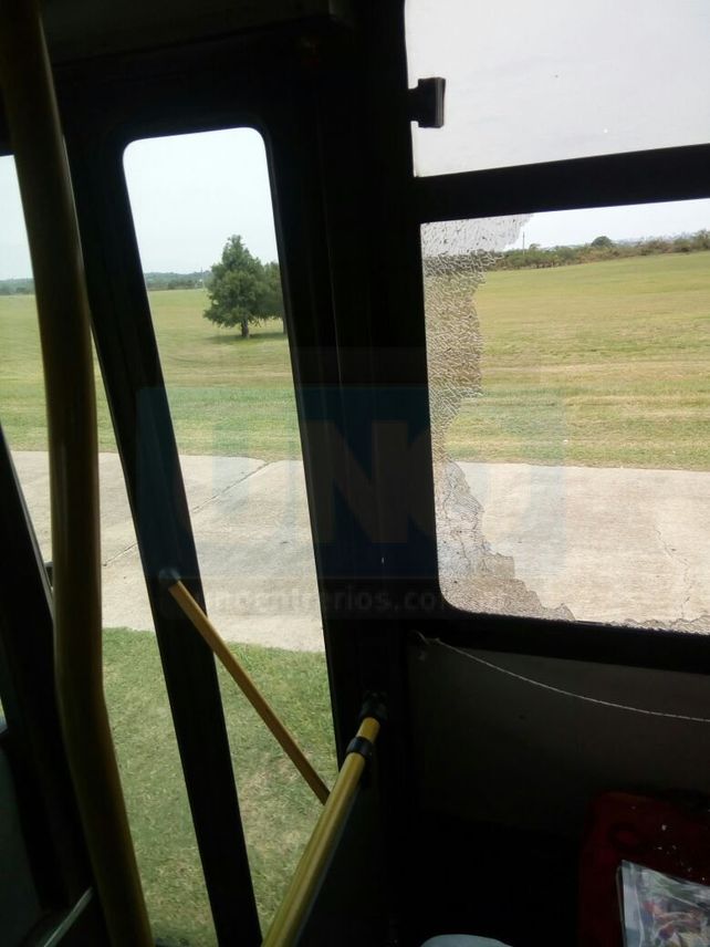 Atacaron a piedrazos y dañaron un micro en la ruta 168