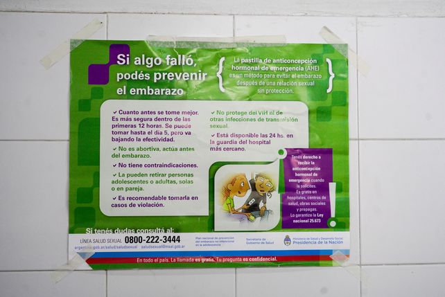 Cartel informativo sobre el aborto legal afuera del consultorio 15. Foto: Celina Mutti Lovera