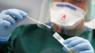 Acusan a China de causar sufrimiento psicológico por los hisopados anales