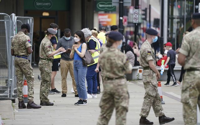 Miembros de las Fuerzas Armadas hablan con personas