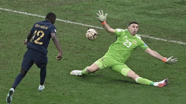 Enorme Dibu Martínez. En el final del Mundial le tapó una pelota increíble a Kolo Muani. Si enraba esa era derrota segura.