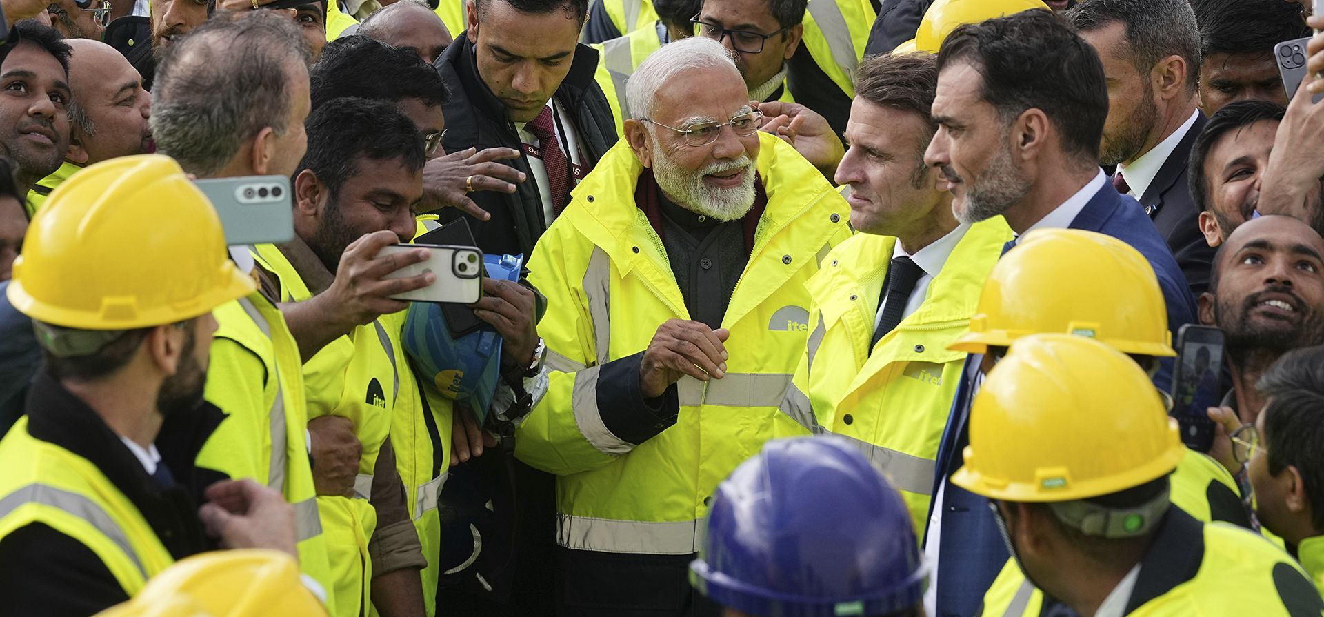 El presidente francés, Emmanuel Macron y el primer ministro indio, Narendra Modi, posan para selfies durante su visita al ITER (Reactor Termonuclear Experimental Internacional) en Saint-Paul-les-Durance, en el sur de Francia, el miércoles 12 de febrero de 2025. (Foto AP/Laurent Cipriani, Pool) El presidente francés, Emmanuel Macron y el primer ministro indio, Narendra Modi, posan para selfies durante su visita al ITER (Reactor Termonuclear Experimental Internacional) en Saint-Paul-les-Durance, en el sur de Francia, el miércoles 12 de febrero de 2025. (Foto AP/Laurent Cipriani, Pool)
