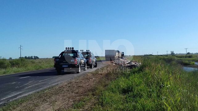 Un camión perdió la carga de alimentos balanceados y obstruyó la ruta provincial 17
