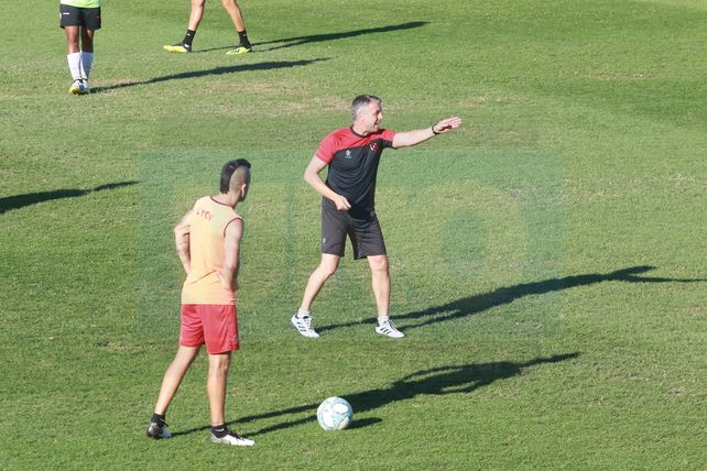 Álvarez da indicaciones ante la mirada de Chimino. El DT ya está al frente del Rojinegro.