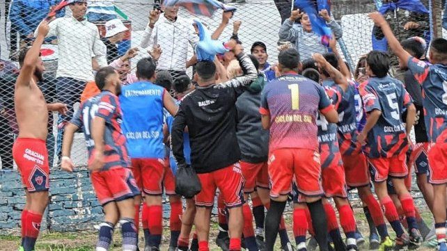 Los jugadores de Ciclón del Sur celebrando la victoria en La Floresta