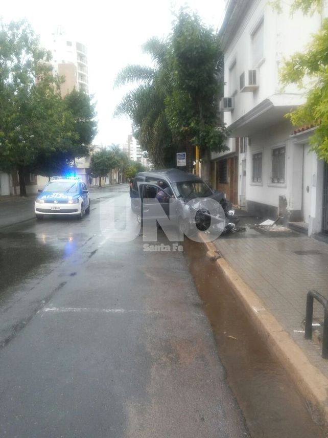 Chocaron contra una vivienda y se salvaron de milagro