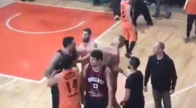 Un integrante de la Generación Dorada noqueó a un rival en un partido