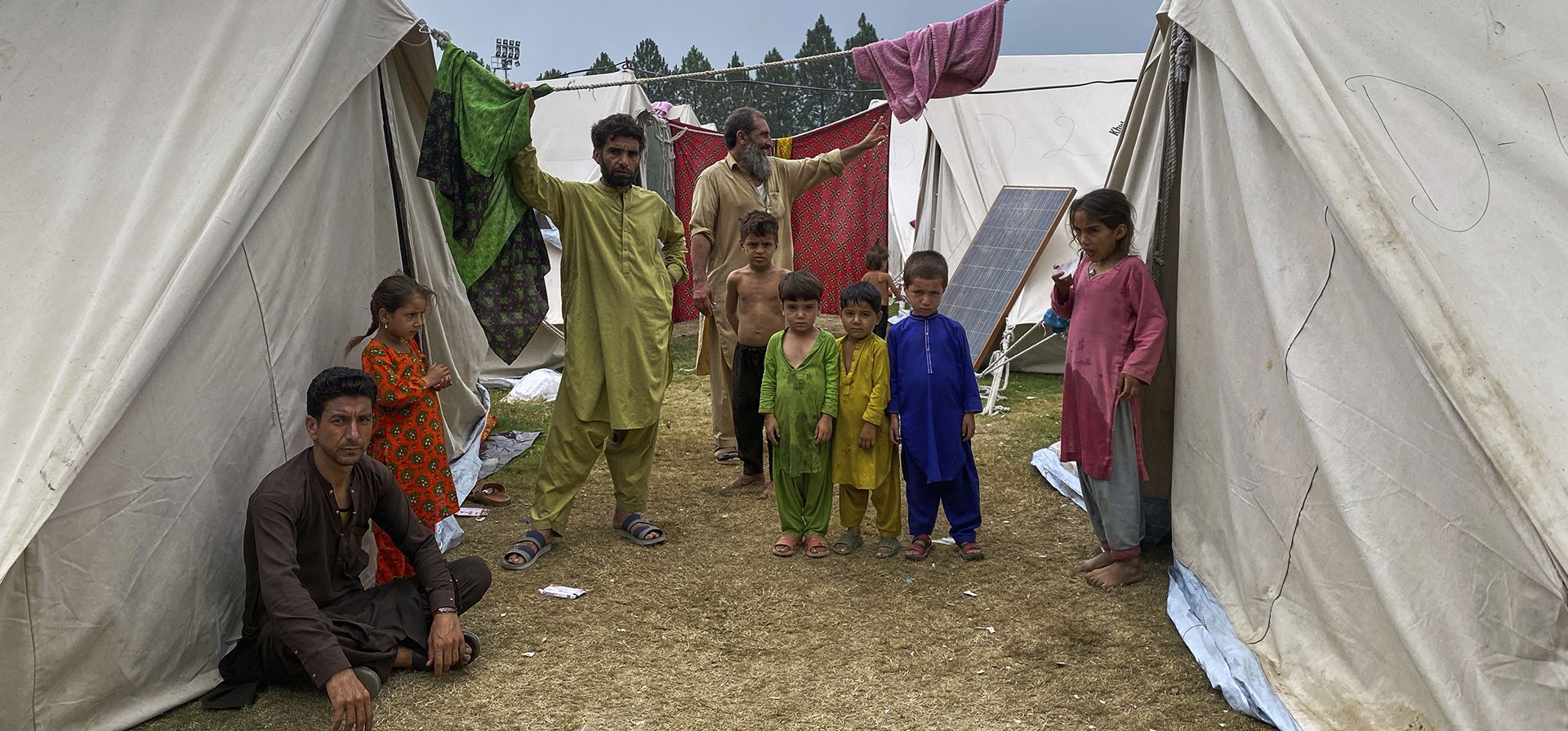 Desplazados se encuentran en un campamento instalado en un complejo deportivo en Khar, en el distrito de Bajaur de la provincia de Khyber Pakhtunkhwa, fronterizo con Afganistán, el jueves 14 de agosto de 2025. (Foto AP/Qyass Khan) Desplazados se encuentran en un campamento instalado en un complejo deportivo en Khar, en el distrito de Bajaur de la provincia de Khyber Pakhtunkhwa, fronterizo con Afganistán, el jueves 14 de agosto de 2025. (Foto AP/Qyass Khan)