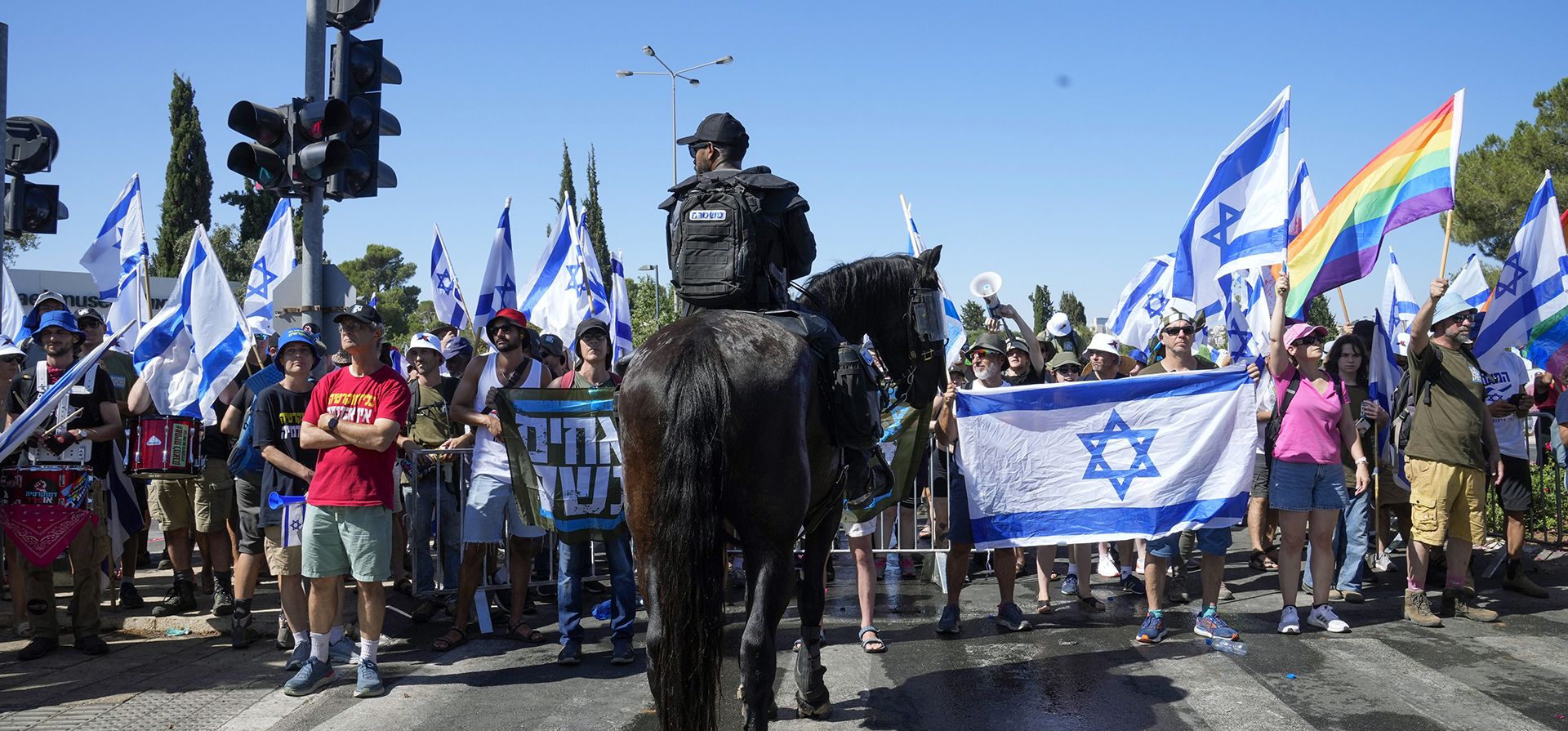 Israelíes protestan contra la reforma judicial del primer ministro Benjamin Netanyahu que debilita a la Corte Suprema, frente al Knesset (parlamento) en Jerusalén, 24 de julio de 2023. (AP Foto/Maya Alleruzzo) Israelíes protestan contra la reforma judicial del primer ministro Benjamin Netanyahu que debilita a la Corte Suprema, frente al Knesset (parlamento) en Jerusalén, 24 de julio de 2023. (AP Foto/Maya Alleruzzo)