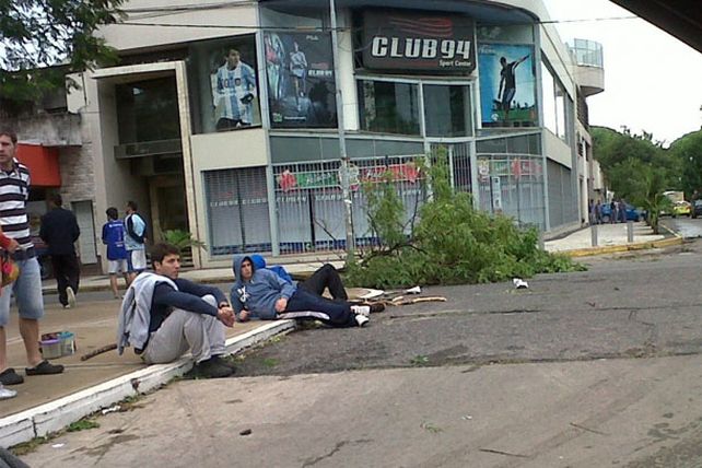 Vecinos indignados con los saqueos cortan Avenida Freyre y Junín