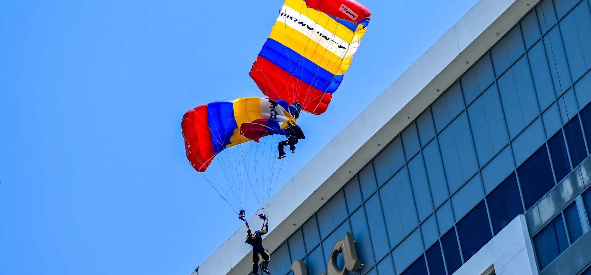 Dos paracaidistas se enredan durante el ensayo del desfile del Día de la Independencia. Los paracaidistas fueron trasladados al hospital después de estrellarse contra la azotea de un hotel con vistas al paseo marítimo de Galle Face, Colombo, Sri Lanka. Fotografía: Ishara S Kodikara/AFP/Getty Images Dos paracaidistas se enredan durante el ensayo del desfile del Día de la Independencia. Los paracaidistas fueron trasladados al hospital después de estrellarse contra la azotea de un hotel con vistas al paseo marítimo de Galle Face, Colombo, Sri Lanka. Fotografía: Ishara S Kodikara/AFP/Getty Images
